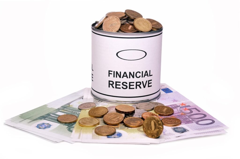 Lata branca rotulada “Financial Reserve” repleta de moedas de euro, apoiada sobre várias cédulas de euro com moedas extras espalhadas ao redor.