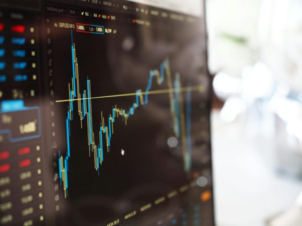 Gráfico financeiro exibindo oscilações de mercado em tela de computador, representando análise de investimentos.