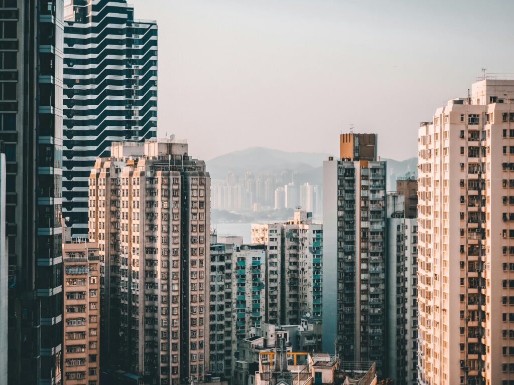 Vista panorâmica de edifícios comerciais e residenciais em área urbana, representando ativos de fundos imobiliários
